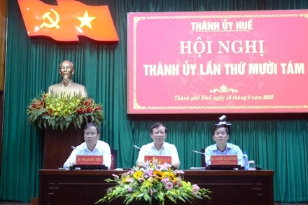 Các đồng chí Thường trực Thành ủy Huế chủ trì tại hội nghị. (Ảnh: ĐQ)