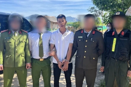 Đối tượng Trần Đông Lập (áo trắng) đã bị bắt lực lượng chức năng bắt giữ tại huyện A Lưới, tỉnh Thừa Thiên Huế.