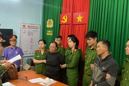 Công an đọc quyết định khởi tố vụ án, khởi tố bị can, bắt tạm giam 2 đối tượng về hành vi “Làm giả tài liệu của cơ quan, tổ chức”.