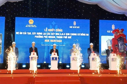 Lãnh đạo các ban, ngành của Trung ương và tỉnh Thừa Thiên Huế thực hiện nghi thức khởi công.