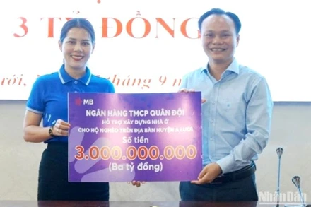 Đại diện lãnh đạo MB trao tặng biểu trưng 3 tỷ đồng hỗ trợ xây dựng nhà ở cho hộ nghèo tại huyện A Lưới. (Ảnh: VB)