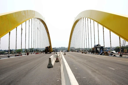 Cầu vượt sông Hương và đường Nguyễn Hoàng đang dần hoàn thiện.