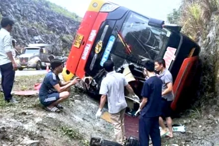 Hiện trường xe ô-tô khách chở theo nhiều người bị lật trên cao tốc La Sơn-Túy Loan.