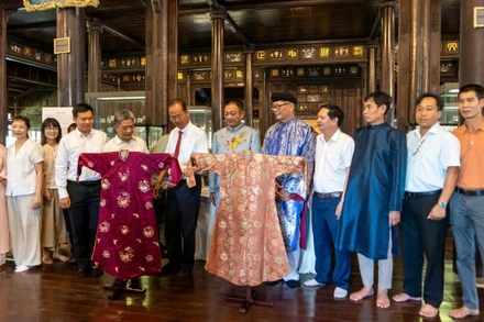 Hai chiếc áo dài của bà Từ Cung - thân mẫu của vua Bảo Đại được trao tặng cho Trung tâm Bảo tồn di tích cố đô Huế