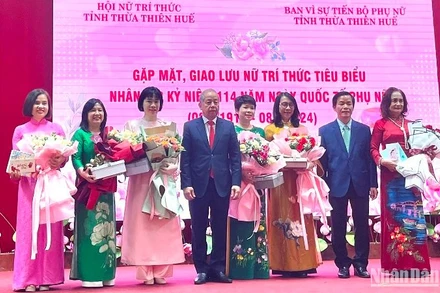 Lãnh đạo Thường trực Tỉnh ủy và Ủy ban nhân dân tặng hoa cho các nữ trí thức tiêu biểu