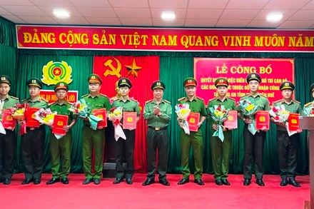 Trao quyết định tiếp nhận và phân công cán bộ đang công tác tại các đơn vị trực thuộc Bộ Công an đến nhận công tác tại Công an xã biên giới trên địa bàn tỉnh.