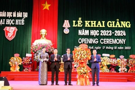 Đồng chí Lê Trường Lưu, Ủy viên Trung ương Đảng, Bí thư Tỉnh ủy, Chủ tịch Hội đồng nhân dân tỉnh, Trưởng đoàn đại biểu Quốc hội tỉnh tặng hoa chúc mừng Đại học Huế tại lễ khai giảng.