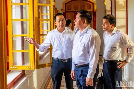 Bí thư Trung ương Đảng, Trưởng Ban Tuyên giáo Trung ương Nguyễn Trọng Nghĩa tham quan tại Di tích lầu Kiến trung (Đại nội Huế).