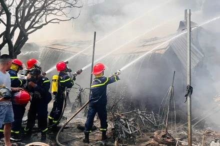 Lực lượng cảnh sát Phòng cháy, chữa cháy và cứu hộ cứu nạn, Công an thành phố Huế đã tiếp cận hiện trường và nỗ lực dập tắt đám cháy.