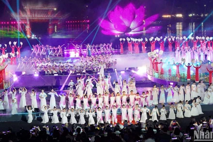 Lễ khai mạc Năm Du lịch Quốc gia-Huế 2025 với chương trình nghệ thuật có chủ đề “Lời tự tình dòng sông” tại sân khấu bên bờ sông Hương, Bia Quốc Học (thành phố Huế), mở đầu cho chuỗi hoạt động văn hóa, thể thao và du lịch diễn ra khắp các tỉnh, thành phố trong cả nước.