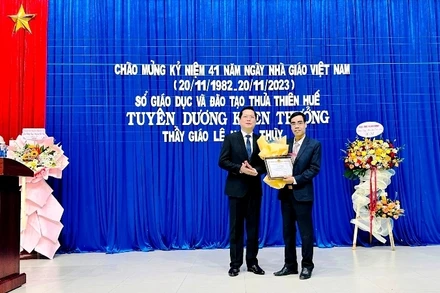 Phó Giám đốc Sở Giáo dục và Đào tạo tỉnh Thừa Thiên Huế Đoàn Minh Thắng trao giấy khen tặng cho thầy giáo Lê Ngọc Thùy.