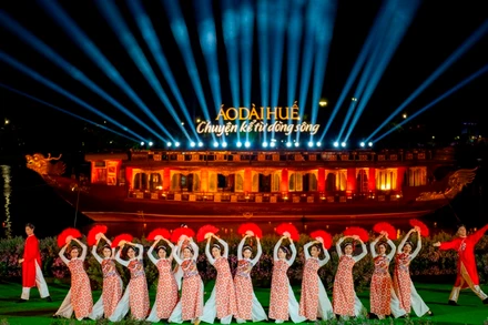 “Áo dài Huế - Chuyện kể từ dòng sông” là câu chuyện kể về sông Hương trên nền các bộ thiết kế áo dài.