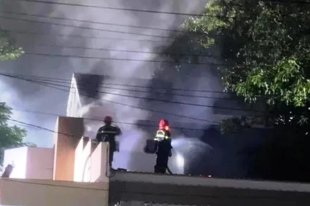Hiện trường vụ cháy trong đêm tại cơ sở trầm hương ở thành phố Huế. (Ảnh: CTV)