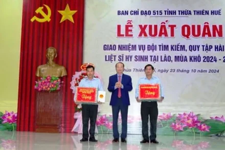 Ban Chỉ đạo 515 tỉnh Thừa Thiên Huế tặng quà động viên cán bộ, nhân viên Đội 192 trước lúc lên đường.