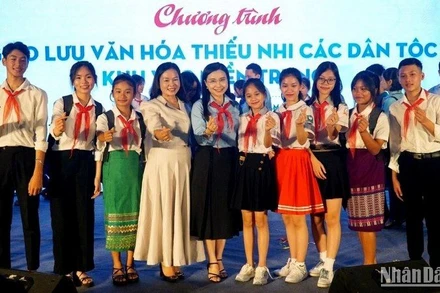 Chương trình giao lưu văn hóa thiếu nhi các dân tộc khu vực miền trung.