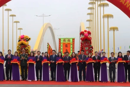 Thường trực Ban Bí thư Trần Cẩm Tú cùng lãnh đạo Quốc hội, Chính phủ, các bộ, ban, ngành thực hiện nghi thức cắt băng thông xe kỹ thuật cầu Nguyễn Hoàng.