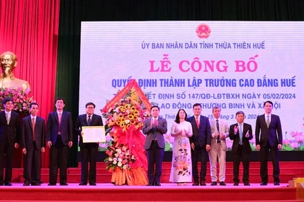 Thừa ủy quyền Bộ trưởng Lao động- Thương binh và Xã hội, lãnh đạo Tổng cục Giáo dục nghề nghiệp trao Quyết định thành lập Trường Cao đẳng Huế.