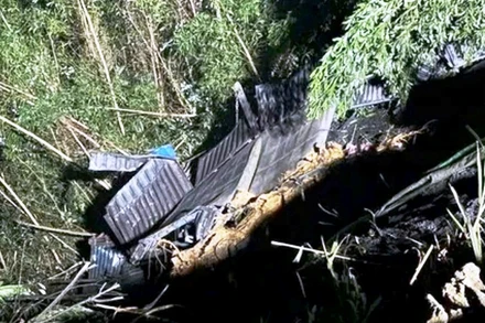 Hiện trường xe ô-tô đầu kéo lao xuống vực sâu.