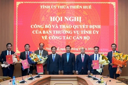 Công bố và trao quyết định của Ban Thường vụ Tỉnh ủy Thừa Thiên Huế về công tác cán bộ cho nhiều cán bộ chủ chốt.