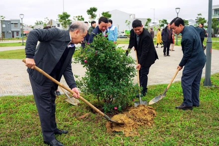 Lãnh đạo tỉnh trồng cây tại công viên Mùa Xuân - Khu quy hoạch Hương Sơ, TP Huế.