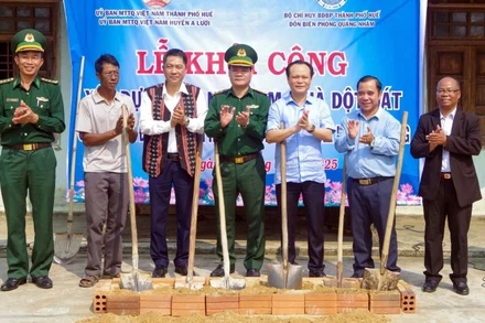 Đại diện lãnh đạo Ủy ban Mặt trận Tổ quốc Việt Nam thành phố Huế cùng Bộ đội Biên phòng thành phố thực hiện nghi thức khởi công xây dựng nhà ở cho gia đình ông Hồ Văn Hình, thôn Cân Te, xã Hồng Thượng (huyện A Lưới).