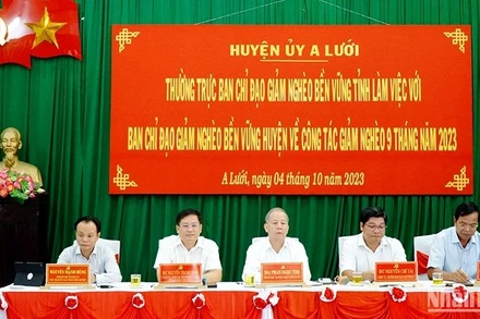 Thường trực Ban Chỉ đạo giảm nghèo bền vững tỉnh làm việc với huyện A Lưới. (Ảnh: THANH ĐỊNH) 