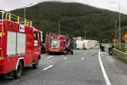 Hiện trường vụ tai nạn của xe container lật nhào khiến Quốc lộ 1A ách tắc.