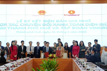 Lãnh đạo TP Huế và Tập đoàn Vingroup tiến hành ký kết hợp tác toàn diện. (ảnh: NM)