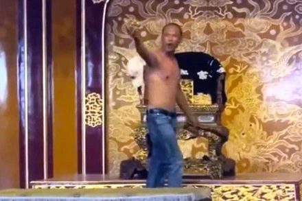 Đối tượng có biểu hiện loạn thần đập phá tay ngai, gây hư hỏng ngai vua triều Nguyễn - Bảo vật quốc gia. 