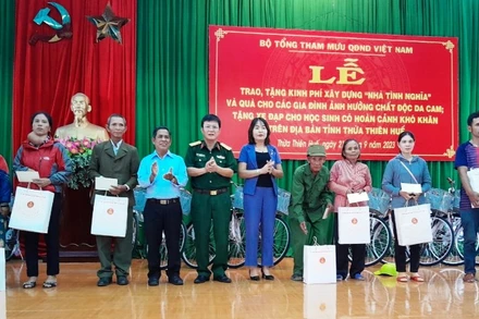 Thừa ủy quyền của Thiếu tướng Phạm Trường Sơn, Ban chỉ huy Quân sự huyện A Lưới cùng các đơn vị tặng quà cho thân nhân các gia đình nạn nhân bị nhiễm chất độc da cam/dioxin trên địa bàn.