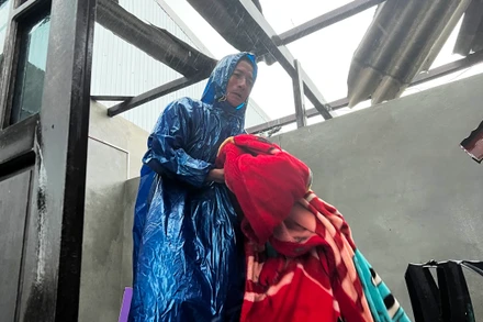 Áp thấp nhiệt đới khiến hơn 30 ngôi nhà của người dân phường Thuận An, thành phố Huế tốc mái.