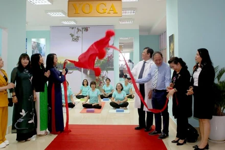 Câu lạc bộ yoga dành cho nữ bệnh nhân ung thư mắt đúng vào dịp kỷ niệm Ngày Quốc tế phụ nữ 8/3.