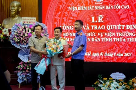 Đồng chí Bí thư Tỉnh ủy Lê Trường Lưu và Phó Viện trưởng Viện KSND tối cao Nguyễn Duy Giảng trao quyết định và tặng hoa chúc mừng tân Viện trưởng Viện KSND tỉnh Hồ Thanh Hải.