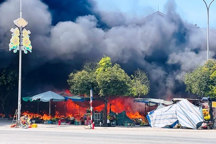 Vụ hỏa hoạn tại khu phố chợ An Lỗ (thị xã Phong Điền, TP Huế) xảy ra vào thời điểm hơn 13 giờ trong thời tiết nắng nóng gay gắt. (Ảnh: NL)