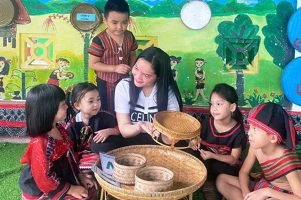 Bí thư chi Đoàn Trường mầm non Hương Lâm, cô giáo Hồ Thị Dói luôn đồng hành với học trò nghèo Pa Cô ở nơi biên giới Lâm Đớt (huyện A Lưới).