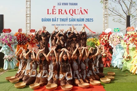 Ủy ban nhân dân xã Vinh Thanh tổ chức lễ ra quân đánh bắt thủy hải sản năm 2025.