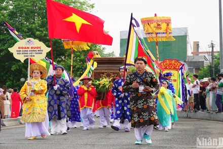 Nghinh rước Thánh Mẫu bằng đường bộ từ Thánh đường Thiên Tiên Thánh giáo đến Nghinh Lương Đình với quãng đường hơn 3km.