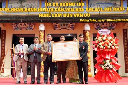 Đón nhận Di sản văn hóa phi vật thể quốc gia: “Nghề thủ công truyền thống - Nghề làm bún Vân Cù”.