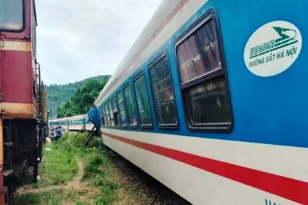 Hiện trường đoàn tàu SE11 trật khỏi đường ray khi đi qua Lăng Cô (huyện Phú Lộc, tỉnh Thừa Thiên Huế). (Ảnh: CTV)