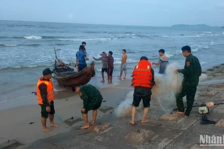 Lực lượng Biên phòng Vinh Hiền phối hợp với các lực lượng tại địa phương tích cực tìm kiếm các em học sinh đuối nước trên biển. (Ảnh: Bộ đội Biên phòng cung cấp)