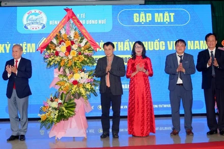 Phó Bí thư Thường trực Tỉnh ủy Thừa Thiên Huế Phan Ngọc Thọ thừa ủy quyền của Chủ tịch nước trao lẵng hoa chúc mừng của Chủ tịch nước Võ Văn Thưởng tới Bệnh viện Trung ương Huế.