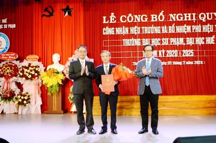 Tiến sĩ Lê Hồ Sơn (giữa) nhận Nghị quyết công nhận Hiệu trưởng Trường đại học Sư phạm, Đại học Huế, nhiệm kỳ 2020-2025.