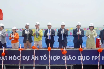 Các đại biểu thực hiện nghi lễ cất nóc dự án Tổ hợp giáo dục FPT tại Huế.