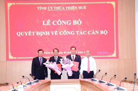 Đồng chí Bí thư Tỉnh ủy Lê Trường Lưu cùng Phó Bí thư Thường trực Tỉnh ủy Phan Ngọc Thọ trao Quyết định và tặng hoa chúc mừng các cá nhân.