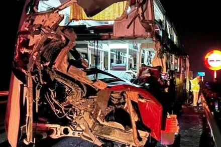 Xe ô-tô khách 51B-261.49 tại hiện trường bị hư hỏng nặng sau vụ tai nạn. Ảnh: CTV.