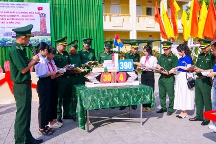 Không gian Ngày sách tại Tiểu đoàn Huấn luyện-Cơ động.