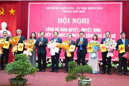 Trao quyết định bổ nhiệm các cán bộ lãnh đạo quản lý tại Sở Tài chính. (Ảnh: Ng.Hiếu)