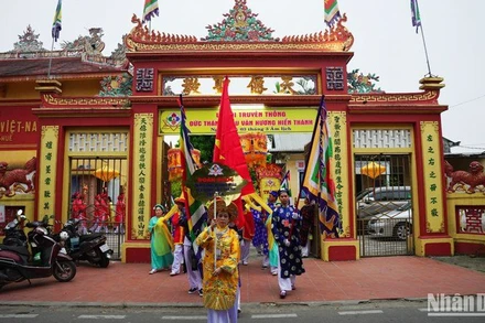 Đoàn cung nghênh Thánh Mẫu bằng đường bộ từ Thánh đường Thiên Tiên Thánh giáo (352 Chi Lăng) lên Nghinh Lương Đình.