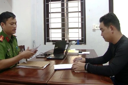 Đối tượng Đào Duy Thạnh khai báo hành vi phạm tội tại cơ quan công an. (ảnh: CQ).