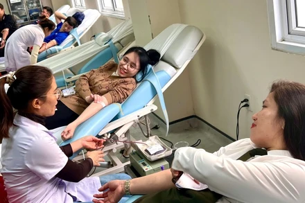 Cán bộ, chiến sĩ Công an TP Huế tham gia Ngày hội hiến máu tình nguyện.